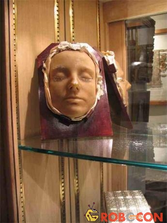 Bức tượng tái hiện phần đầu Nữ hoàng Mary xứ Scotland lúc qua đời với lông mày, lông mi bạc trắng.