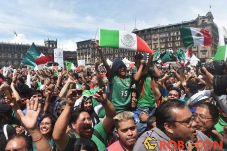Các CĐV Mexico tập trung xem trận đấu qua những màn hình lớn.
