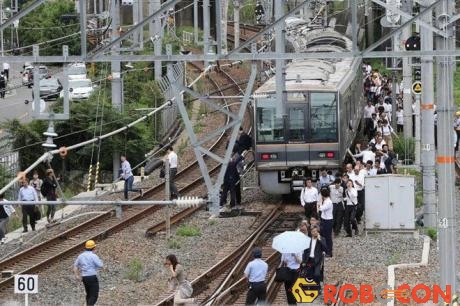 Một ga tàu ở Osaka sau động đất sáng 18/6.