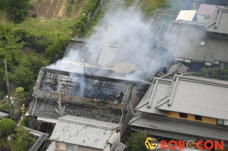 Một ngôi nhà ở Osaka bị hư hại và bốc cháy sau trận động đất.