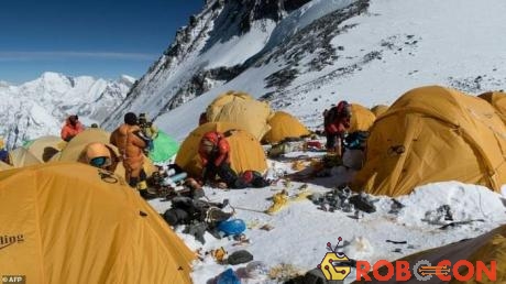 Dù có quy định chặt chẽ, ban quản lý vẫn không thể kiểm soát được tình trạng xả rác trên Everest
