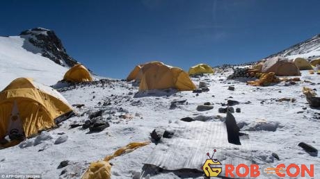 Lều bị người leo núi bỏ lại trên Everest