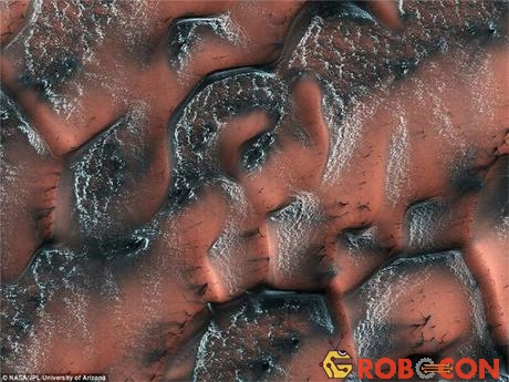Những lớp băng “khô” còn sót lại sau mùa đông ở miền Bắc sao Hỏa