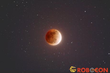 Mặt Trăng chuyển thành màu đỏ cam trên bầu trời khi Nguyệt thực toàn phần diễn ra. 