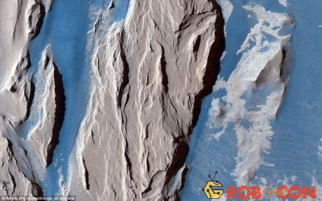 rầm tích bất thường gồm đá mềm gần khu vực xích đạo sao Hỏa có thể do núi lửa phun trào 3 tỉ năm trước 