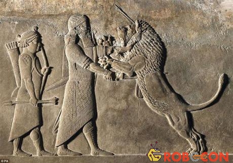 Nhiều tác phẩm điêu khắc thuật lại cuộc đời vua Ashurbanipal được huấn luyện cưỡi ngựa, bắn cung.... từ khi còn trẻ như thế nào.