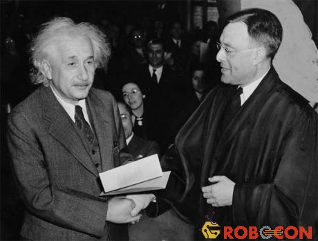 Năm 1952, Albert Einstein được mời làm tổng thống Israel, nhưng ông đã từ chối.