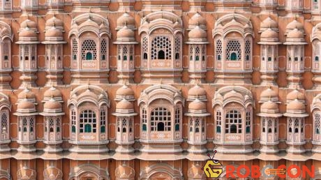 Màu hồng của Jaipur chỉ có từ năm 1876, khi người Anh chiếm đóng Ấn Độ
