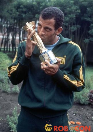 Đội trưởng đội tuyển Brazil ăn mừng chiếc cúp vô địch năm 1970.