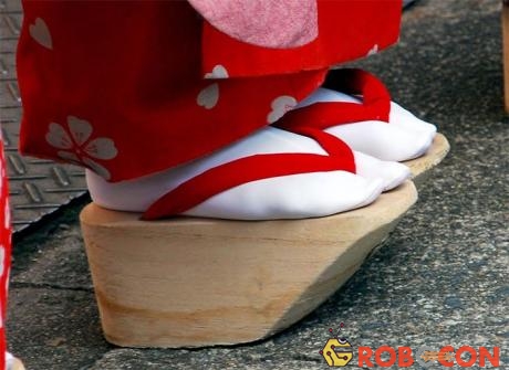 Đôi guốc truyền thống của người Nhật cũng gắn liền với một quan niệm mê tín.