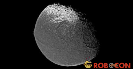Mặt Trăng Iapetus của sao Thổ trông giống quả óc chó