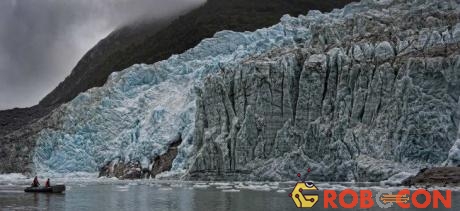 Nhiếp ảnh gia Paolo Petrignani ghi lại cảnh tượng 2 người chèo thuyền tiếp cận một sông băng khổng lồ.
