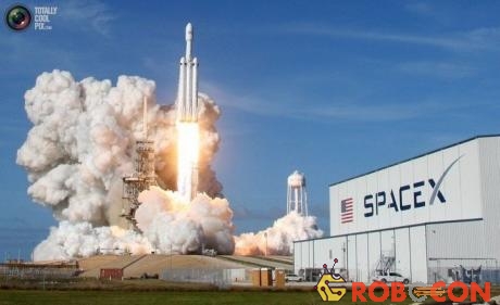 Công nghệ của SpaceX có chi phí rẻ hơn nhờ khả năng tái sử dụng các tầng tên lửa.