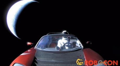Hình nộm giả mặc bộ đồ phi hành gia ngồi bên trong chiếc xe Tesla Roadster.