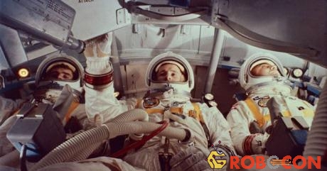 Ba phi hành gia trong mô-đun chỉ huy của Apollo 1.