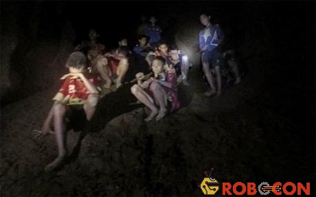 Khoảnh khắc tìm thấy đội bóng thiếu niên Thái Lan mắc kẹt trong hang.