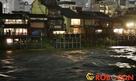 Mưa lớn gây ngập đường phố ở Kyoto.