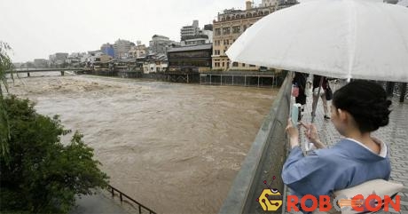 Nước sông Kamo ở cố đô Kyoto đục ngầu sau những trận mưa lớn ngày 5/7.