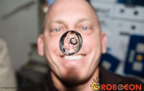 Một phi hành gia đùa nghịch với nước trên Trạm vũ trụ quốc tế ISS.
