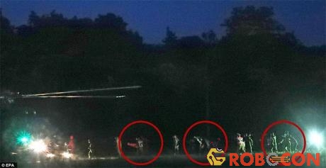 Hình ảnh 4 em đầu tiên được cáng ra trực thăng để đưa đến bệnh viện tối 8/7.