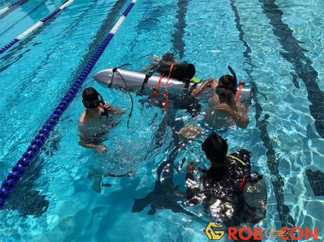 Quá trình thử nghiệm tàu ngầm dưới nước.