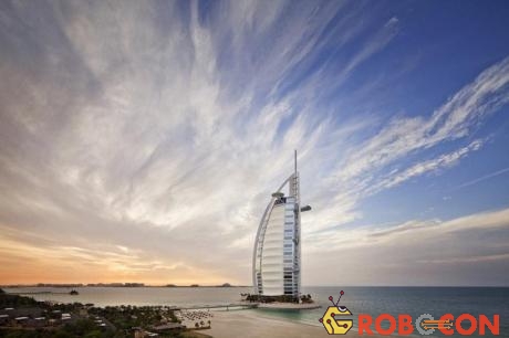 Năm 1993, Dubai bắt đầu xây dựng hòn đảo nhân tạo đầu tiên - nơi đặt Burj Al Arab