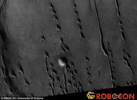 Hàng trăm đụn cát ma quái hình lưỡi liềm lỗ chỗ trên bề mặt sao Hỏa