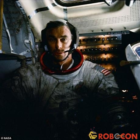 Eugene Cernan trên tàu Apollo 17 phủ đầy bụi Mặt trăng.