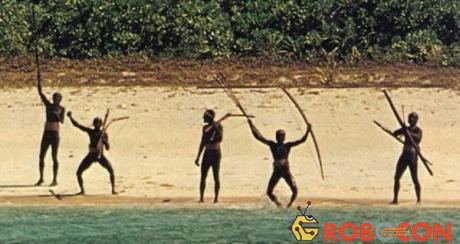 Người Sentinelese không cho phép bất kỳ ai đặt chân lên hòn đảo. Cái giá phải trả chính là cái chết.