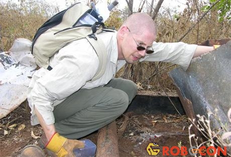 Giáo sư Bryan Fry vô tình phát hiện loài rắn hiếm này trên đường đi thám hiểm.