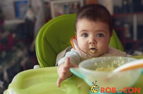 Việc cho trẻ ăn thức ăn đặc trước 17 tuần tuổi sẽ làm tăng khả năng mắc bệnh béo phì và các vấn đề khác ở trẻ. 