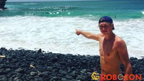 Dylan McWilliams, 20 tuổi, vừa bị cá mập cắn ở Hawaii.