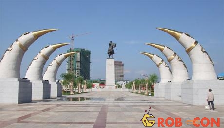 Bia kỷ niệm Thành Cát Tư Hãn tại Hohhot (Hô Hòa Hạo Đặc), Nội Mông Cổ, Trung Quốc.