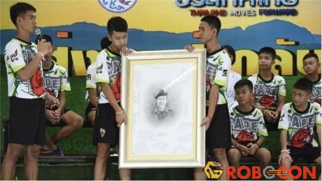 Đội bóng Lợn Hoang tưởng niệm thợ lặn Saman Gunan đã hy sinh trong quá trình giải cứu. 