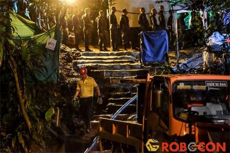 Các đội cứu hộ đã nỗ lực tìm cách đưa đội bóng Lợn Hoang ra khỏi hang Tham Luang. 