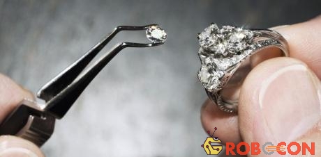 Kim cương nhân tạo này có đặc tính vật lý và thành phần hóa học giống như kim cương thật.