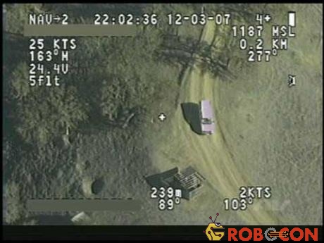 Một video mô phỏng hình ảnh được truyền trực tiếp từ camera của UAV về mặt đất​.
