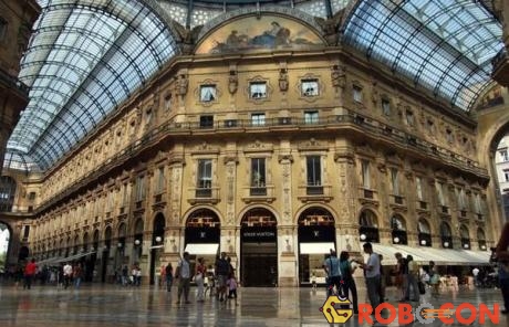 Galleria được mệnh danh là thiên đường mua sắm có mái vòm kính rất độc đáo.