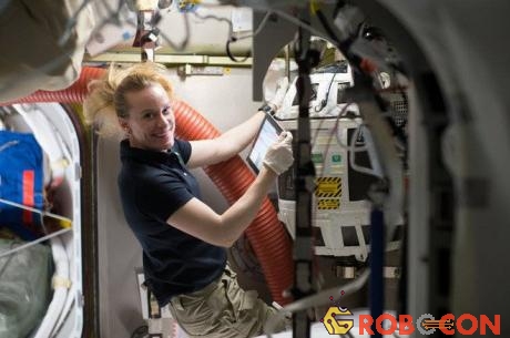 Phi hành gia Kate Rubins của NASA đang làm việc với bể thuộc Hệ thống Sạc Nitro/Oxy trên trạm ISS