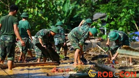 Lực lượng vũ trang tham gia khắc phục hậu quả mưa lũ tại huyện Văn Chấn (Yên Bái) ngày 22/7.