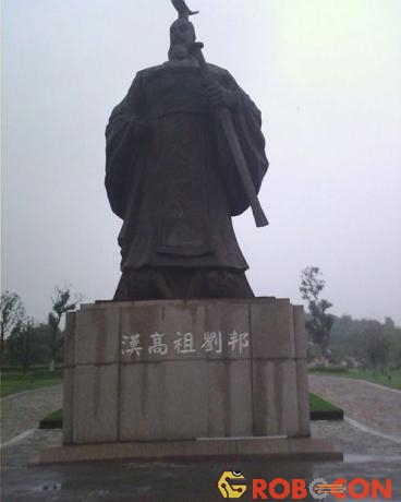 Bức tượng hoàng đế Lưu Bang.