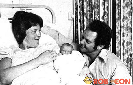 Vợ chồng Brown bên Louise - đứa trẻ đầu tiên sinh ra trong ống nghiệm.