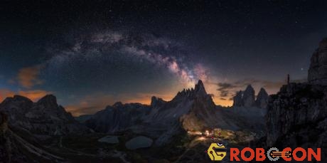 Dải ngân hà tuyệt đẹp về đêm trên dãy Dolomites ở Tre Cime. 