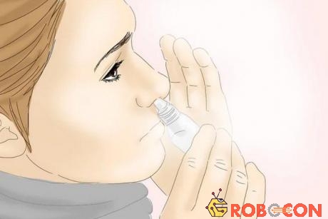 Thử dùng một số loại thuốc xịt giữ ẩm cho khoang mũi trước khi đi ra ngoài.