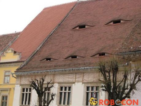 Ngôi nhà với các ô cửa sổ mang hình con mắt trên mái nhà.