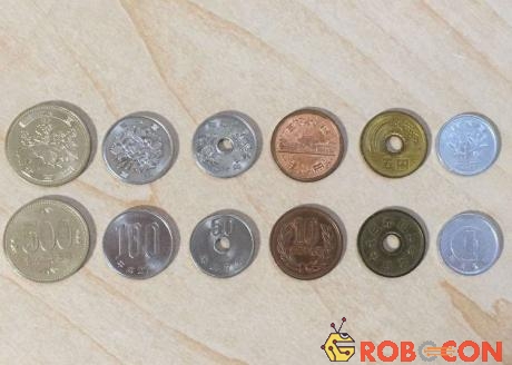 Từ trái qua: đồng xu 500 yên, 100 yên, 50 yên, 10 yên, 5 yên và 1 yên.