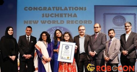 Suchetha Satish nhận kỷ lục guiness cho người hát được nhiều thứ tiếng nhất.