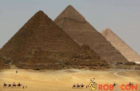 Đại kim tự tháp Giza bị lệch về một bên.