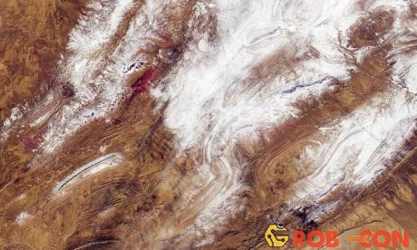 Tuyết rơi hiếm thấy ở tây bắc Algeria ngoài rìa sa mạc Sahara.