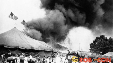 Nhiều người tử nạn khi chiếc lều nặng 19 tấn đổ sụp xuống gần 10 phút sau khi lửa bùng phát.